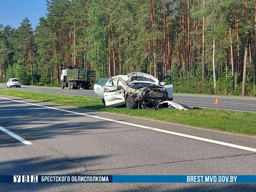 Житель Кобрина уснул за рулём и столкнулся с грузовиком