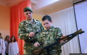 У Беларусі будуць вучыць школьнікаў, як дапытваць і абшукваць