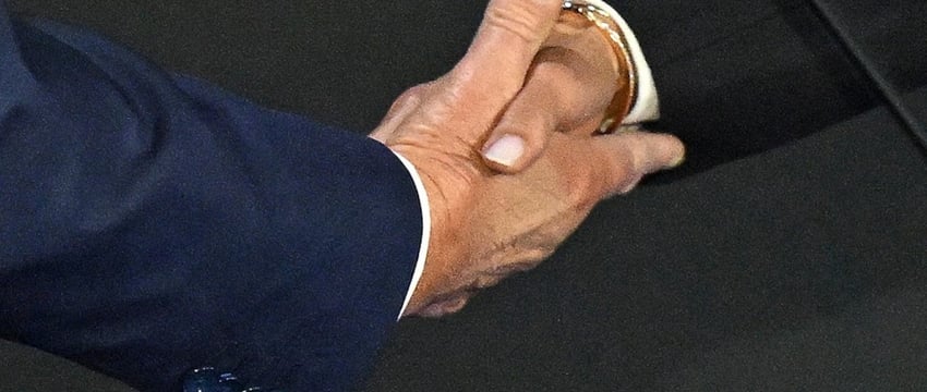 Камала Харрис пожимает руку Трампу, когда соперники встречаются в первый раз