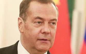 Медведев назвал Байдена "редким идиотом"