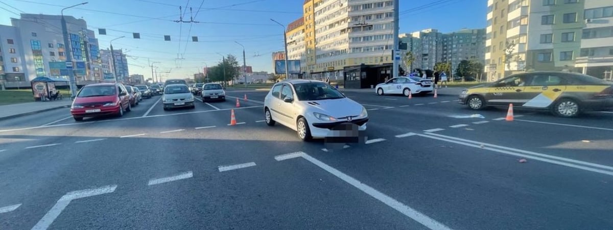 В Гродно водитель поехала на «красный» и сбила пешехода