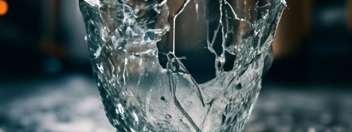 В Мостах девушка бросила стакан в пустоту, а попала в автомобиль