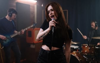 Вокалистка Irdorath вместе с гитаристом Лявона Вольского открыла бесплатный вокальный кружок для детей политзаключенных