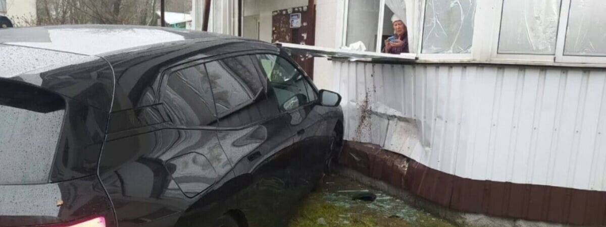 В Минске легковушка въехала в балкон многоэтажки — Видео