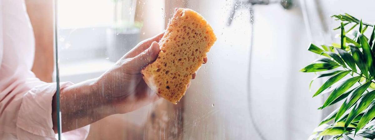 Этот способ позволит мыть душевую кабинку реже. Вот как сделать водоотталкивающий эффект в 3 шага — Полезно