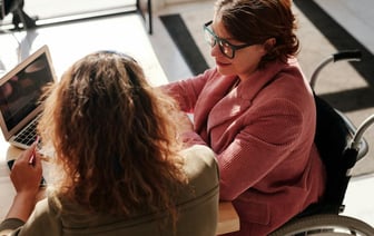 В грузовике лопнуло колесо и он выехал на “встречку”. Смертельное ДТП на М10