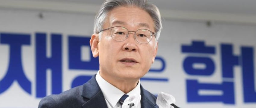 Экс-кандидата в президенты Южной Кореи ударили ножом - видео