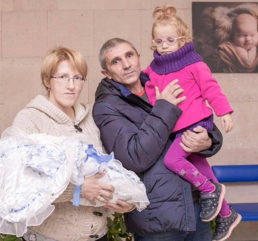 После усыновления ребенка в семье появился и родной. Трогательная история пары из Беларуси