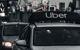 "Сдерживающая слезы": Женщина шокирована тем, как Водитель Uber Мастурбирует в пробке