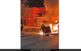 Беспорядки вспыхнули в Лондоне: подожгли автобус, перевернули полицейскую машину