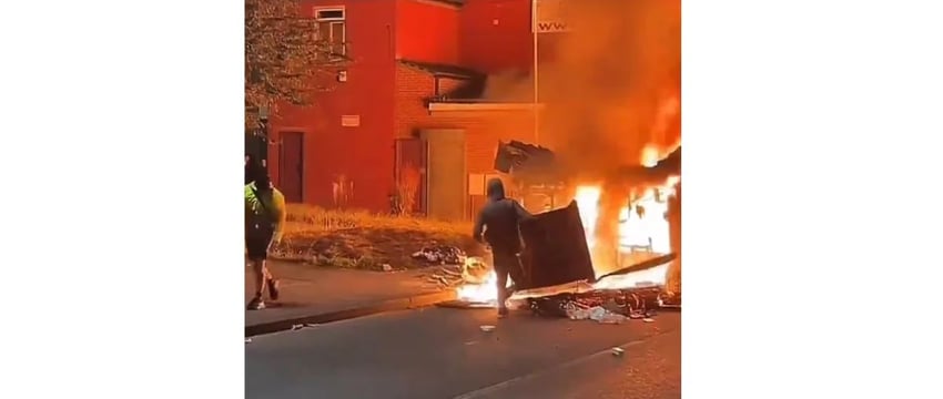 Беспорядки вспыхнули в Лондоне: подожгли автобус, перевернули полицейскую машину