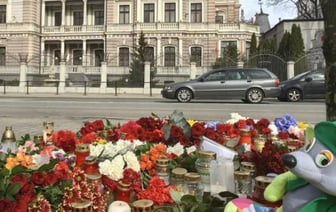 В Латвии не дают возлагать цветы в связи с терактом в "Крокусе"
