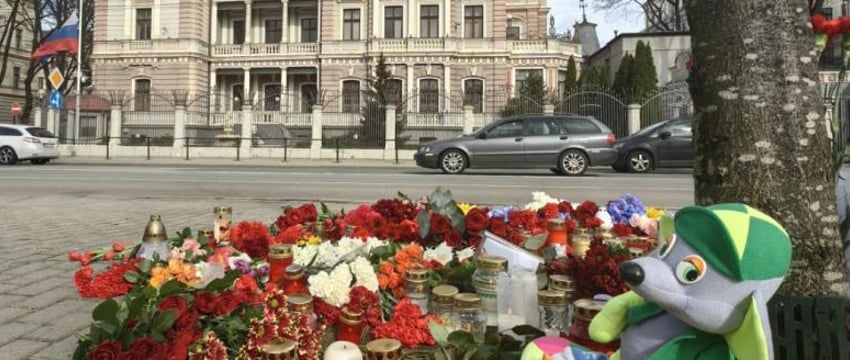 В Латвии не дают возлагать цветы в связи с терактом в "Крокусе"