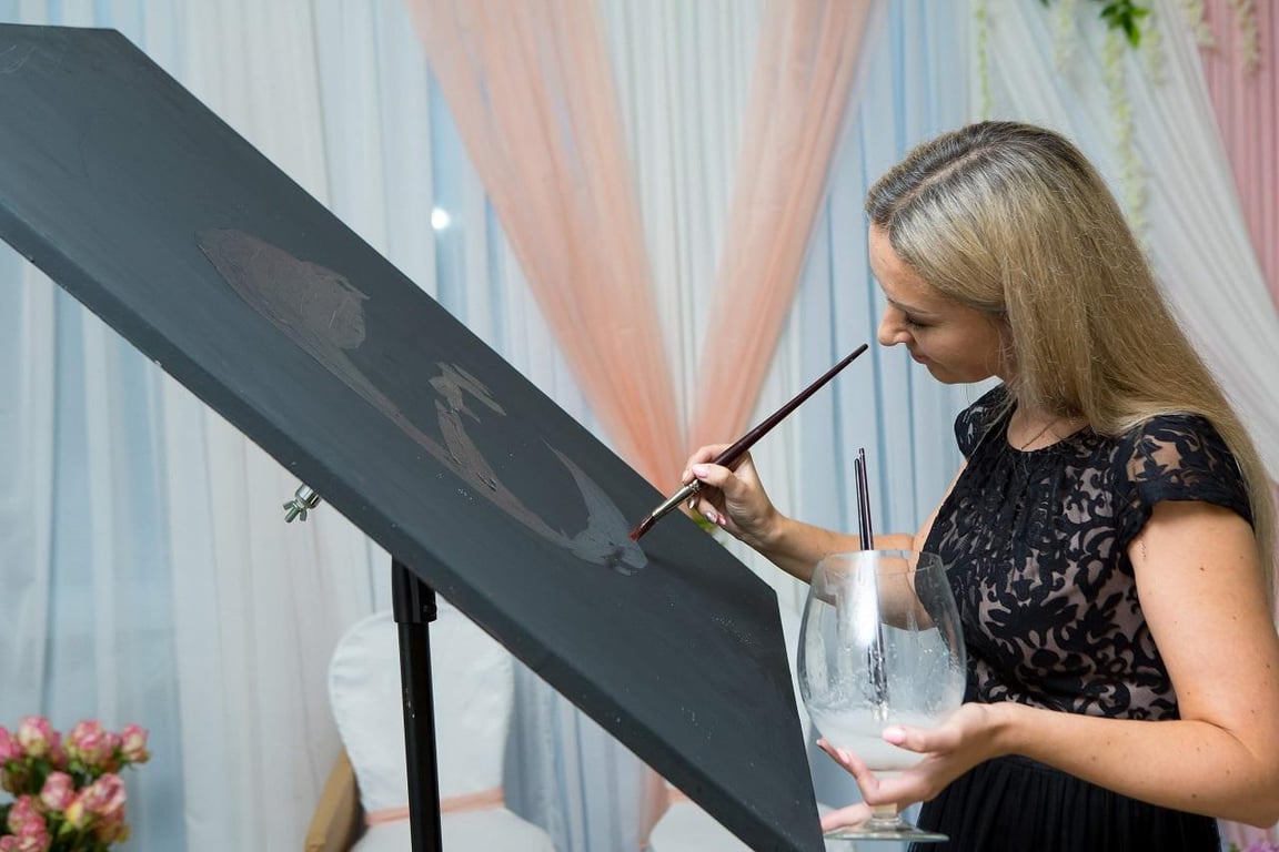 Ушла из найма, чтобы устраивать зрелищные шоу с песком. Вот как белоруска развивает необычный бизнес