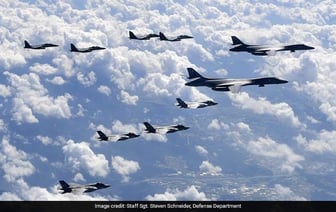 Россия заявляет, что перехватила американские бомбардировщики над Арктикой.