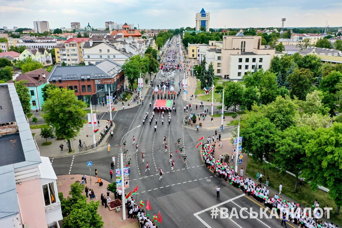 Искренние напутствия, много музыки и рекорд. Выпускники страны празднуют «Последний звонок» в Бресте
