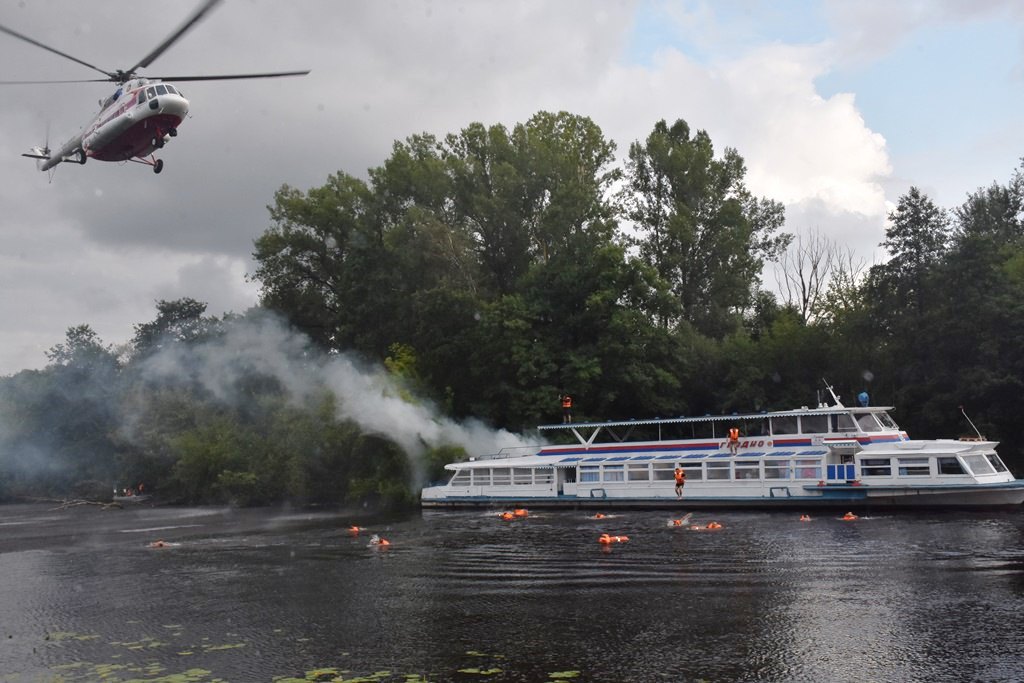 Показательные выступления МЧС в Бресте. Видео и фото