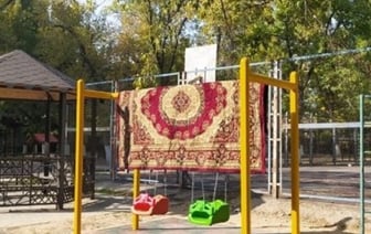 Выбивание ковров во дворе многоэтажки