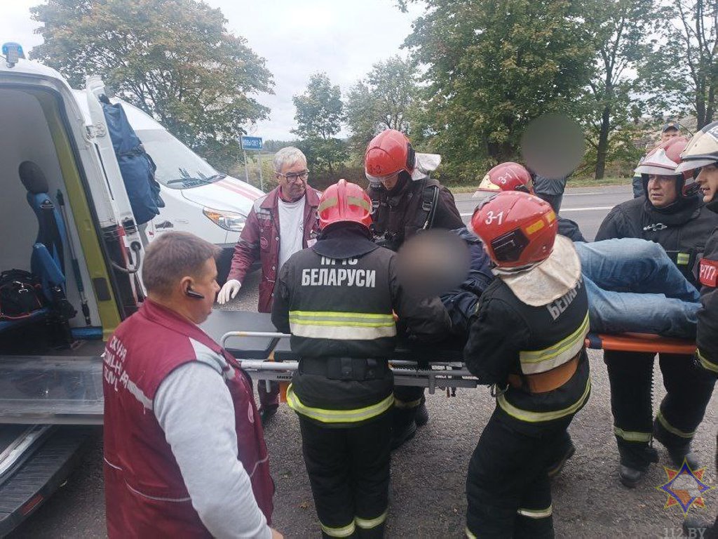 Опубликовано видео спасения водителя грузового автомобиля, пострадавшего в ДТП в Барановичском районе