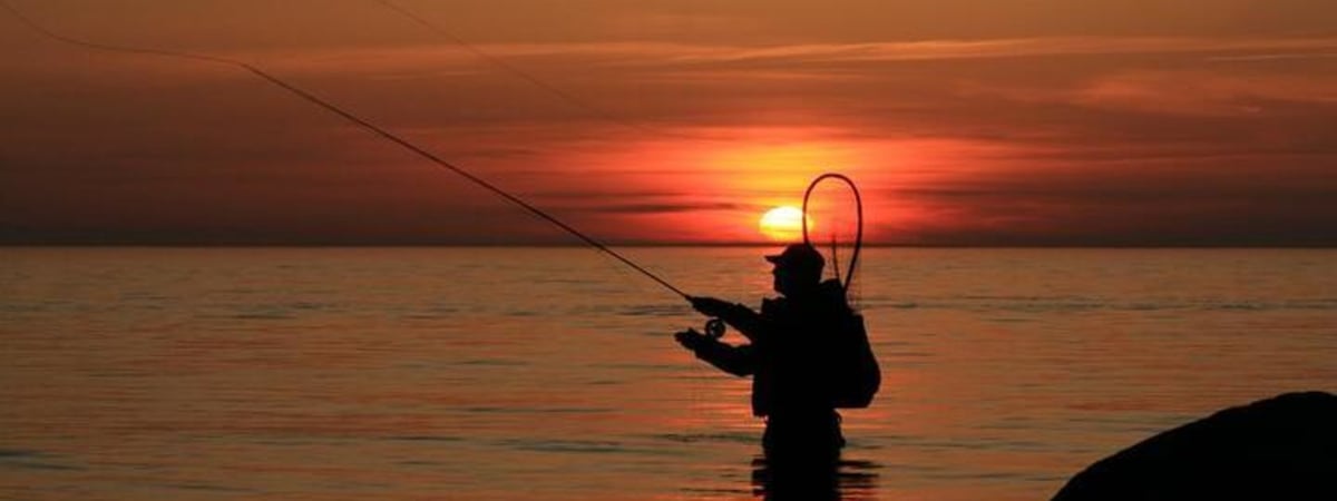 Рыбак спас тонувшую в море женщину, поймав ее на крючок