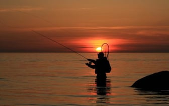 Рыбак спас тонувшую в море женщину, поймав ее на крючок