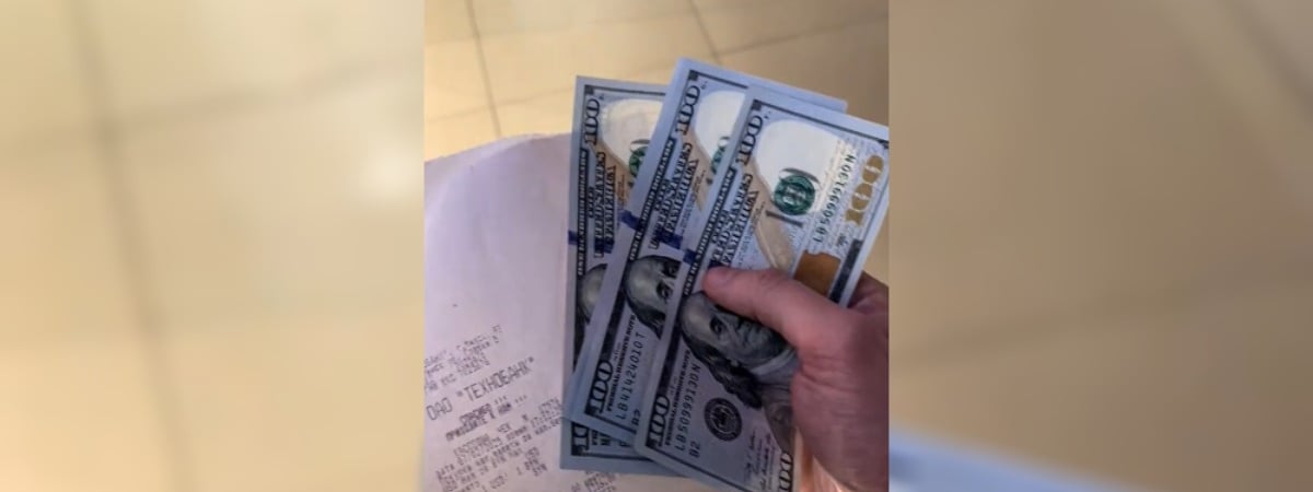 «С очень недовольным лицом» — Минчанин потребовал выдать ему «ветхие» доллары в банке. Продали другие — Видео