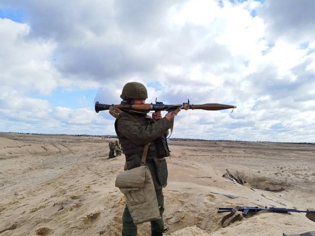 Под Брестом прошли занятия по вождению боевых машин на плаву в условиях «диверсионных действий»