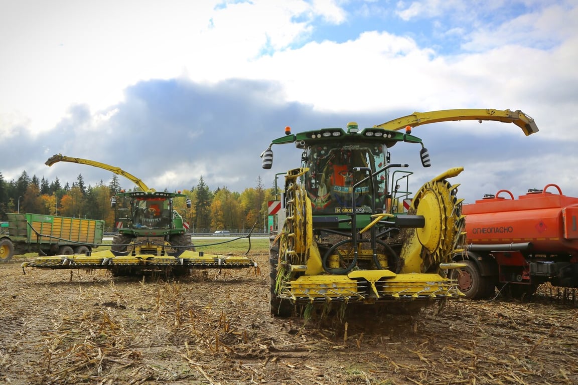 «Днёвка» — 168 рублей! Сколько зарабатывает механизатор на кормоуборочном комбайне John Deere