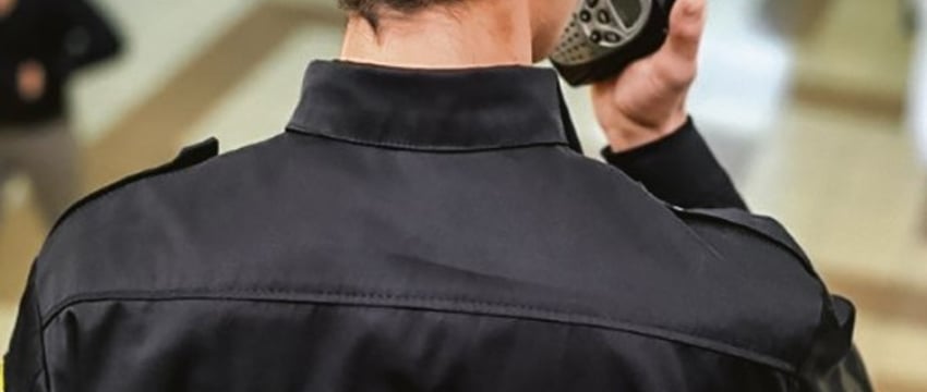 В каких случаях охранник имеет право попросить покупателя показать пакет с купленной продукцией или проверить сумку, рюкзак?