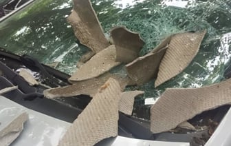 На авто упал шифер с крыши. Удалось ли владельцу машины добиться компенсации от ЖКХ?