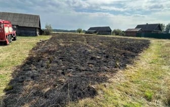 В Ганцевичском районе горела сухая растительность. В траве с ожогами спасатели обнаружили пенсионерку,
