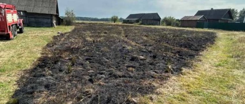 В Ганцевичском районе горела сухая растительность. В траве с ожогами спасатели обнаружили пенсионерку,