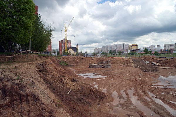 Из котлована рядом с домом №40 по улице Чкалова извлечено 475 авиационных бомб. Фото Сергея Серебро