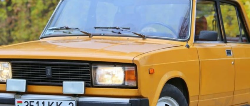 В одних руках с 1982 года! В Беларуси продают редкий ВАЗ-2105 с красным салоном