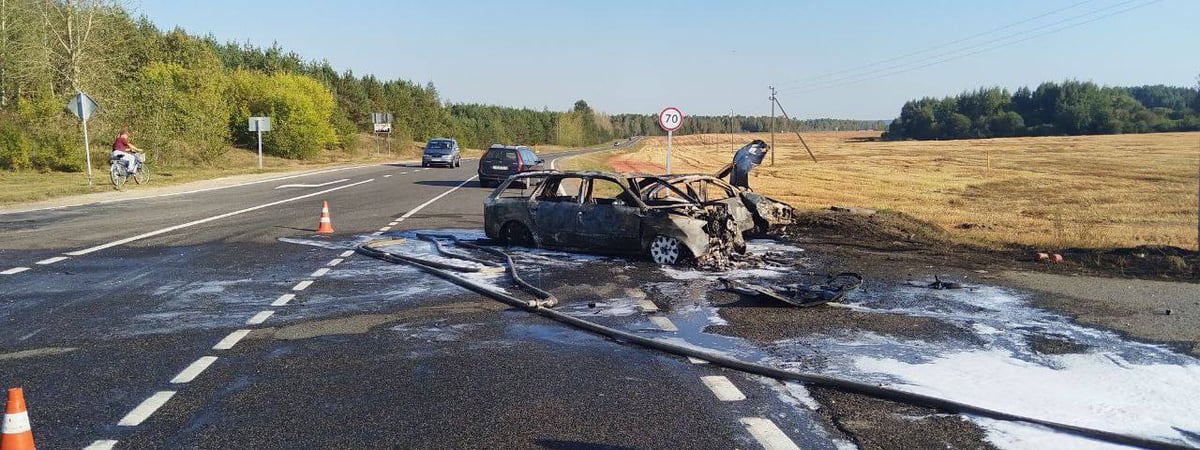 В Зельве столкнулись и загорелись два автомобиля — есть пострадавшие