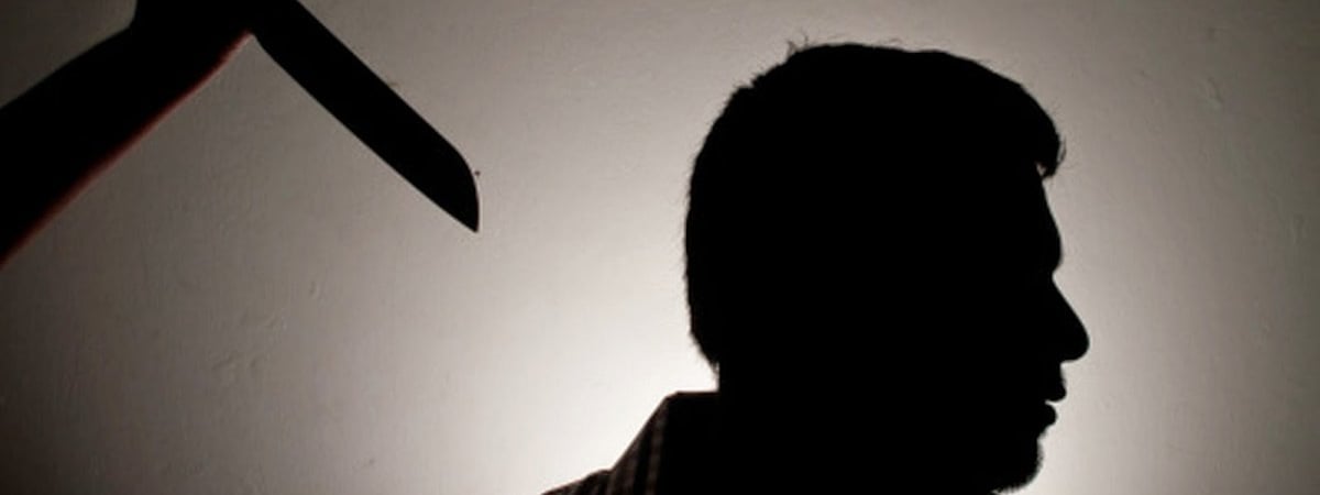 В Зельвенском районе двое напали на бабушку, угрожая ей ножом — что случилось