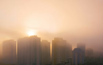 Синоптики назвали источник дыма над Беларусью. Где концентрация примесей достигла опасных значений? — Видео