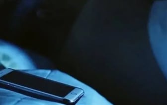 Засыпать с телефоном в кровати опасно – вот почему