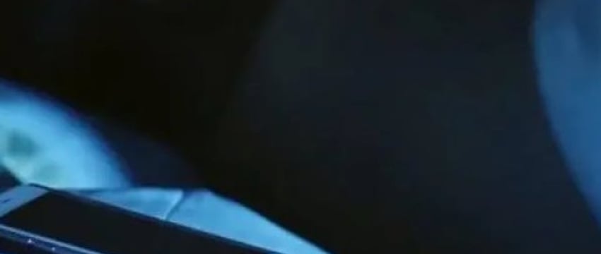 Засыпать с телефоном в кровати опасно – вот почему