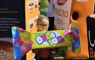 В Гомеле изготовили гигантскую колбасу, конфету и сырки