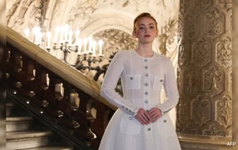 Chanel проводит показы недели моды после внезапного ухода креативного директора.