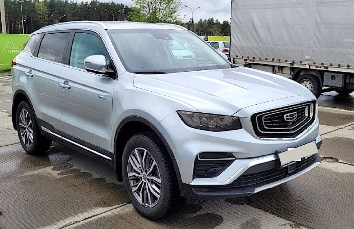 «То жучок, то ржавчинка!» Белорус купил новый Geely Atlas Pro и не выезжает из сервиса. Завод: «Дефекты связаны с условиями эксплуатации»