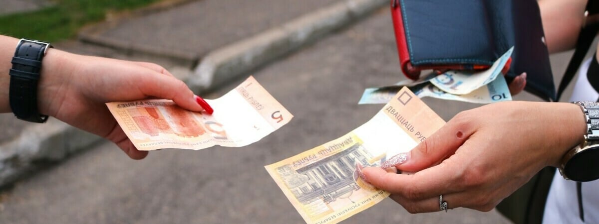 Один из банков пообещал белорусам подарок 25 рублей «на что-нибудь приятное». Какие условия?