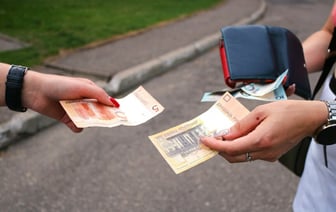 Один из банков пообещал белорусам подарок 25 рублей «на что-нибудь приятное». Какие условия?