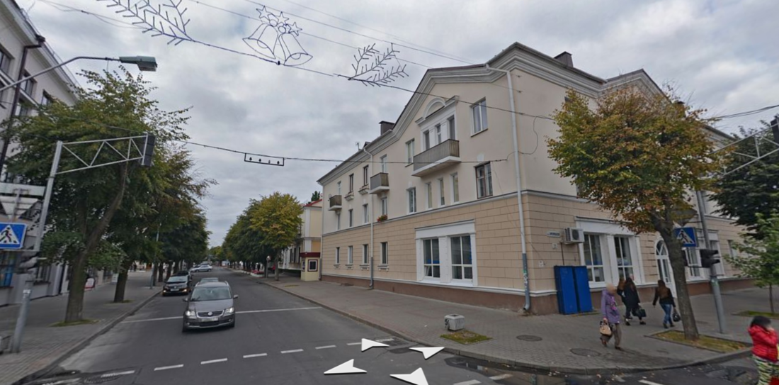 В этой трехэтажке в советские годы жила партийная элита Бреста. А что там сейчас продают?