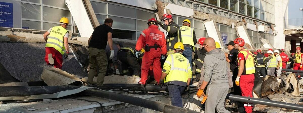 В сербском Нови-Саде обрушился навес вокзала — известно о 13 погибших — Видео