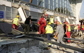 В сербском Нови-Саде обрушился навес вокзала — известно о 13 погибших — Видео