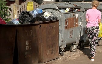 В Столине жители микрорайонов выстраиваются в очереди, чтобы выбросить мусор