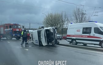 В Бресте возле Кобринского моста перевернулась маршрутка. Первые минуты после ДТП