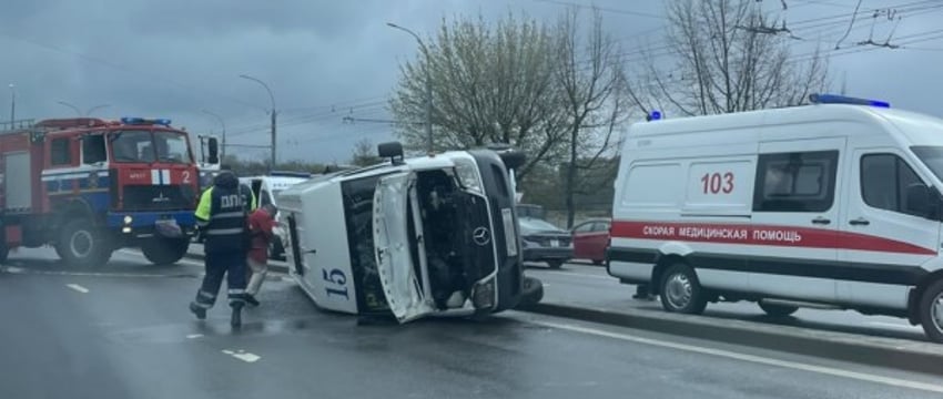 В Бресте возле Кобринского моста перевернулась маршрутка. Первые минуты после ДТП
